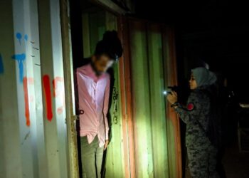 SERAMAI 75 PATI ditahan dalam operasi Jabatan Imigresen di Limbongan dan Krubong, Melaka. - UTUSAN/SYAFEEQ AHMAD