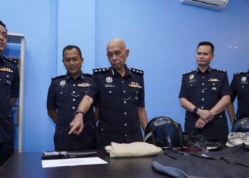 AHMAD Sukarno Mohd. Zahari (tengah) menunjukkan barang rampasan yang digunakan penjenayah dalam sidang akhbar di Kuala Lumpur, hari ini. - UTUSAN/MOHD. FARIZWAN HASBULLAH