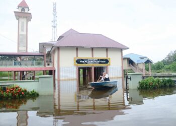 TOK SIAK Masjid Jamek Mukim Temai, Abdullah Hassan, 57, memantau keadaan masjid yang ditengelami air di daerah Pekan, Pahang. - UTUSAN/SHAIKH AHMAD RAZIF