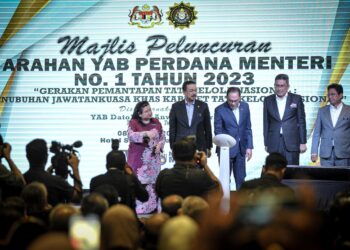 Di sebalik dakwaan pembangkang kononnya kerajaan telah hilang sokongan majoiriti ahli Parlimen, Anwar Ibrahim terus fokus menjalankan tugas beliau dan semalam Meluncurkan Arahan YAB Perdana Menteri No.1 Tahun 2023 "Gerakan Pemantapan Tatakelola Nasional: Penubuhan Jawatankuasa Khas Kabinet Tatakelola Nasional" di Sepang, semalam. - UTUSAN/FAIZ ALIF ZUBIR