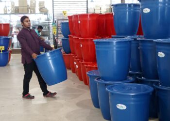 Warga Pulau Pinang sibuk membeli tong plastik untuk mengisi air sebagai persiapan menghadapi krisis bekalan air yang bakal berlaku. - Gambar/Iqbal Hamdan