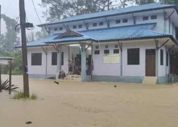 KEADAAN PPS Dewan Orang Ramai Kampung Shukor, Hulu Dungun yang ditutup selepas dinaiki air dalam kejadian banjir di Dungun, semalam.