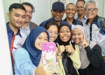 ZAMBRY Abd. Kadir memberi jaminan perubahan teraju kementerian hanya menyaksikan perubahan ‘lenggok kepimpinan’ sahaja tetapi semangat kecemerlangan yang dirintis akan dilanjutkan kesinambungannya.-UTUSAN/MUHAMAD NAZREEN SYAH MUSTHAFA