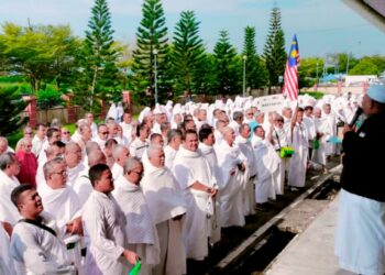 PESERTA yang menyertai Kursus Asas Haji Dewan Datuk Zainal Abidin Zin di Bagan Serai semalam. - UTUSAN/WAT KAMAL