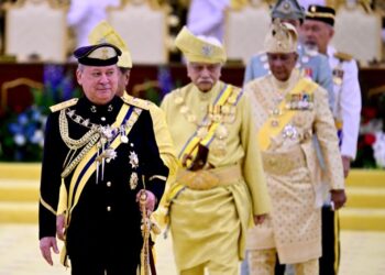 SULTAN Ibrahim meninggalkan Balairung Seri selepas Istiadat Melafaz dan Menandatangani Surat Sumpah Jawatan sebagai Yang di-Pertuan Agong Ke-17 ketika Mesyuarat Majlis 
Raja-Raja Ke-264 (Khas) di Istana Negara, Kuala Lumpur semalam. – JABATAN PENERANGAN (
