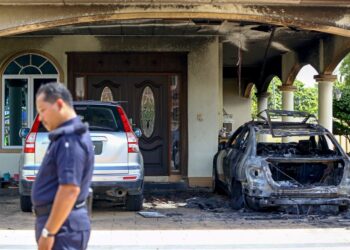 SEBUAH kereta milik Datuk Ngeh Koo Ham musnah manakala dua lagi rosak dalam kebakaran akibat dibaling molotov cocktail atau bom petrol di kediaman Ahli Parlimen Beruas itu di Ayer Tawar, Manjung, Perak, semalam. - UTUSAN/MUHAMAD NAZREEN SYAH MUSTHAFA