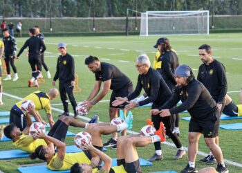 PEMAIN kebangsaan menjalani latihan menjelang pertemuan menentang Bahrain dalam kempen Piala Asia 2023, esok. - IHSAN FAM