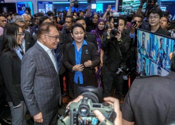 ANWAR Ibrahim melawat ruang pameran selepas merasmikan program Kecerdasan Buatan (AI) 
Untuk Rakyat di Universiti Putra Malaysia (UPM) di Serdang, semalam. – UTUSAN/FARIZ RUSADIO