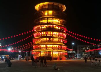 MENARA Condong Teluk Intan dihiasi tanglung sempena sambutan Tahun Baharu Cina tidak lama lagi. – UTUSAN/AIN SAFRE BIDIN