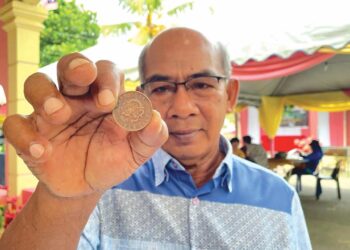 ABDULLAH Sharif menunjukkan duit syiling lama yang disimpannya di Kampung Sedim,  Kulim, Kedah, semalam.