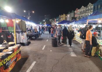 PENIAGA menjalankan perniagaan di lokasi baharu dari hadapan Muzium TLDM hingga ke premis makanan segera McDonald's Dataran Pahlawan, Banda Hilir, Melaka. - UTUSAN/AMRAN MULUP