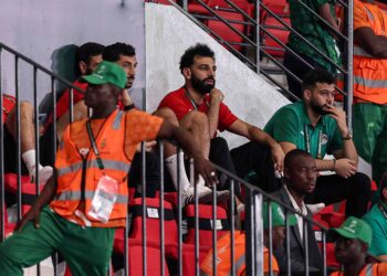 MOHAMED Salah  menonton perlawanan Mesir menentang Cape Verde dari tempat duduk penonton ekoran kecederaan sebelum ini. - AFP