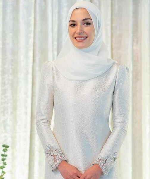 Baju khatam al-Quran, majlis bertunang Anisha Rosnah ciptaan pereka Malaysia 