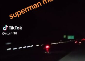 TANGKAP layar klip video memaparkan aksi seorang lelaki menunggang motosikal ala ‘Superman’ di kilometer 160 Lebuhraya Pantai Timur 1 (LPT1) arah Kuantan di Maran, Pahang.