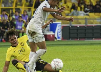 Shamie Iszuan Amin (kiri) mengucapkan selamat tinggal kepada Sri Pahang FC apabila mengambil keputusan meninggalkan pasukan tersebut.