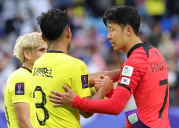 SON Heung-min bersalaman dengan pemain pertahanan Harimau Malaya, Shahrul Saad selepas berakhir perlawanan, semalam. – AFP
