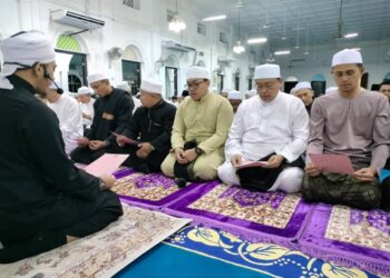 MOHD FARED MOHD KHALID (kanan) ketika hadir dalam program Semarak Subuh di Masjid Datuk Bentara Luar di Batu Pahat hari ini.