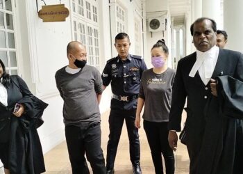 PASANGAN suami isteri, Yong Shin Haw (dua dari kiri) dan isteri, Felicia Diong Chew Li (empat dari kiri) dilepaskan dan dibebaskan daripada pertuduhan mengedar dan memiliki dadah oleh Mahkamah Tinggi Ipoh hari ini. - UTUSAN/ASLIZA MUSA