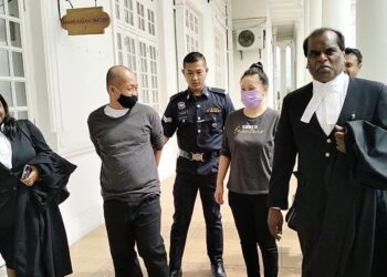PASANGAN suami isteri, Yong Shin Haw (dua dari kiri) dan isteri, Felicia Diong Chew Li (empat dari kiri) dilepaskan dan dibebaskan daripada pertuduhan mengedar dan memiliki dadah oleh Mahkamah Tinggi Ipoh hari ini. - UTUSAN/ASLIZA MUSA