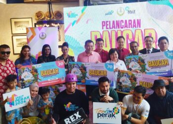 LOH Sze Yee (barisan belakang, lima dari kiri) bersama wakil pemain industri pelancongan di Perak semasa majlis pelancaran baucar pelancongan #PromisingPerak di Ipoh, Perak hari ini. - UTUSAN