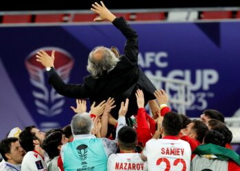 PEMAIN Tajikistan meraikan kemenangan bersama jurulatih Petar Segrt selepas menundukkan UAE pada pusingan 16 terakhir Piala Asia di Stadium Ahmad bin Ali di Al-Rayyan, Qatar awal pagi tadi. -AFP