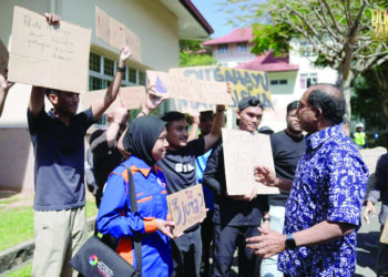 Zambry Abd. Kadir memberi penjelasan kepada mahasiswa tentang isu bekalan air di Universiti Malaysia Sabah (UMS) ketika melawat kampus itu baru-baru ini,