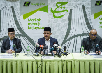 Syed Hamadah Syed Othman (tengah) memberikan kenyataan berhubung surat tawaran dan bayaran haji 1445H/2024M di Menara Tabung Haji (TH), Jalan Tun Razak, Kuala Lumpur, kelmarin.