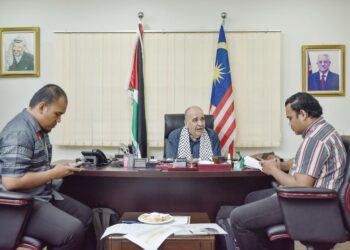 Walid Abu Ali (tengah) ketika ditemu bual wartawan Utusan Malaysia di Kuala Lumpur. Beliau bercakap mengenai Hamas dan Fatah yang ketika ini bersama-sama berjuang untuk membebaskan Palestin daripada kekejaman Israel. – utusan/ M Firdaus M Johari