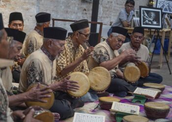 PERSEMBAHAN alunan kompang dari barisan Kumpulan Kompang Teruntung & Hadaro di The Godown Arts Centre, Lorong Ampang di sini hari ini. GAMBAR - AMIR KHALID