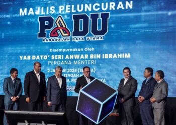 ANWAR Ibrahim merasmikan pelancaran Pengkalan Data Utama (PADU) di Pusat Konvensyen Antarabangsa Putrajaya pada 2 Januari lalu. Turut hadir Timbalan Perdana Menteri, Datuk Seri Dr. Ahmad Zahid Hamidi, Menteri Ekonomi, Rafizi Ramli dan Menteri Digital, Gobind Singh Deo (dua kiri). – UTUSAN/FAISOL MUSTAFA