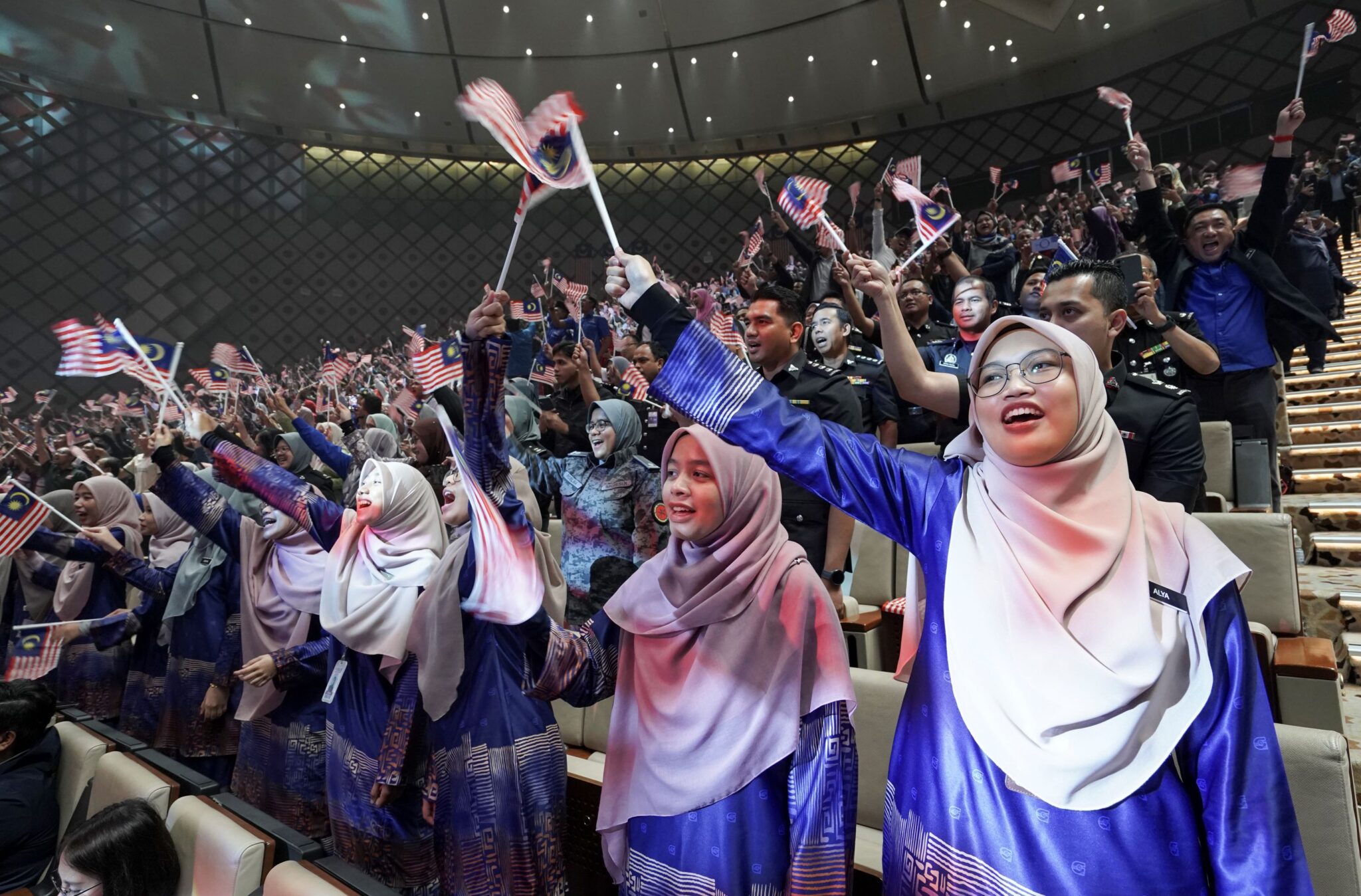 biar-penjawat-awam-pilih-pencen-atau-kwsp
