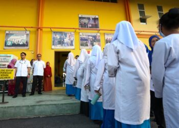 PARA pelajar memasuki dewan untuk menduduki peperiksaan SPM di SMK Raja Perempuan di Ipoh, kelmarin. - UTUSAN/MUHAMAD NAZREEN SYAH MUSTHAFA