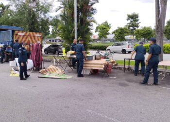ANGGOTA penguat kuasa MBS Cawangan Nilai melakukan kerja-kerja sitaan barang perniagaan yang ditinggalkan di parkir lot dekat Putra Point Nilai, Seremban semalam.