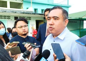 ANTHONY Loke Siew Fook ketika ditemui pemberita selepas majlis penyerahan peruntukan daripada pihak YTL Foundation kepada pihak SMK) St. Paul di Seremban hari ini.