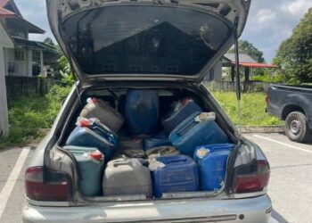 KERETA yang digunakan oleh penyeludup untuk menyeleweng bahan api petrol ke negara ini berjaya ditahan KPDN Kelantan dengan kerjasama PPM Wilayah Tiga Pengkalan Kubor di Mukim Delima, Tumpat, Kelantan-IHSAN KPDN KELANTAN