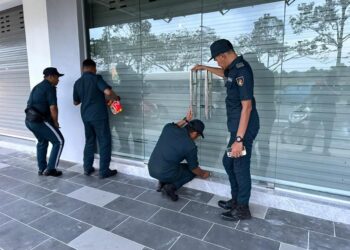 ANGGOTA penguat kuasa MBS Cawangan Nilai menyita sebuah premis gunting rambut yang diuruskan oleh warga asing dan beroperasi tanpa lesen dalam operasi yang dilaksanakan di Nilai, Seremban, semalam.