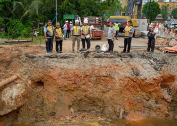 HAMEED MYTHEEN Kunju Basheer (kiri) meninjau lokasi tragedi melibatkan satu kemalangan maut terbabas ke dalam parit yang sedang dalam proses pembinaan di Kampung Teluk, Bukit Katil, Melaka. - UTUSAN/SYAFEEQ AHMAD