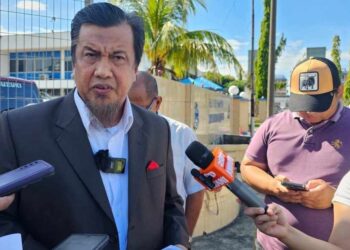 ZULKARNAIN Mahdar semasa sidang akhbar di luar pekarangan Balai Polis Karamunsing di Kota Kinabalu semalam