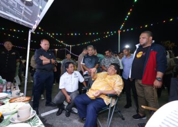 AB. RAUF Yusoh duduk di luar campervan selepas pelancaran Tapak Caravan di Taman Bandaraya Bukit Serindit, Melaka. - UTUSAN/AMRAN MULUP