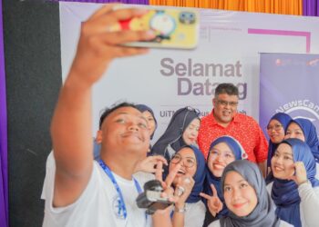 AB. RAUF Yusoh bergambar bersama pelajar UiTM selepas merasmikan #McLIVE 7.0: Wahana Komunikasi dan Penerbitan di Dewan Taming Sari, UiTM Kampus Alor Gajah, Melaka.