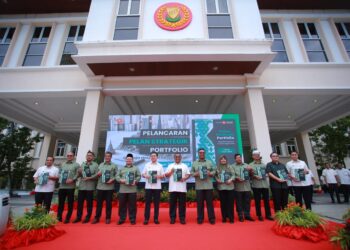 MUHAMMAD Sanusi Md. Nor (tengah) bersama barisan Exco dan pimpinan kerajaan Kedah memperkenalkan Pelan Strategik Portfolio Exco Kedah sempena Majlis Perhimpunan Bersama Penjawat Awam Negeri di Alor Setar.