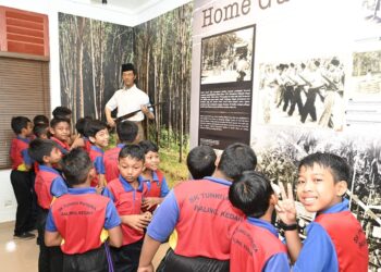 MURID sekolah melawat ruang pameran yang terdapat dalam Galeri Rundingan Baling yang dibuka semula kepada orang ramai di SK Tunku Putera, Baling.