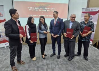 CHE Rozaina Azizan (tiga dari kiri) bersama Azizulhakim (tiga dari kanan) dan Dr. Irwan (kiri) pada pelancaran program kerjasama Work-Based Learning (WBL) Aviation Career Malaysia dan YEG Pesta Sambung Belajar di Auditorium Kolej Meatech, Mantin, Seremban hari ini.-UTUSAN/NUR SHARIEZA ISMAIL.