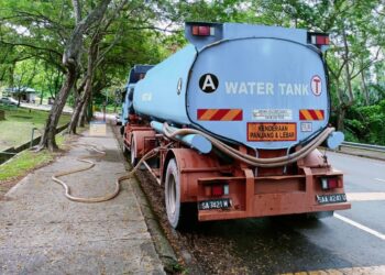 LORI tangki air untuk bekalkan air ke tangki utama di kolej-kolej kediaman pelajar UMS di Kota Kinabalu