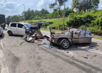 KEADAAN dua buah kereta yang terlibat dalam kemalangan maut di Jalan Hutan Simpan Masjid Tanah, Alor Gajah, Melaka.