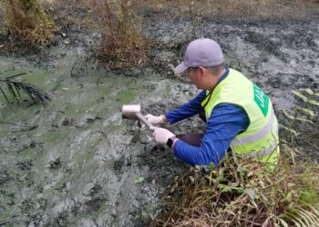 PEGAWAI JAS Negeri Sembilan mengambil sampel bahan pencemaran susulan penemuan bahan buangan disyaki bahan berbahaya kepada alam sekitar yang dilupus secara haram di satu kawasan ladang kelapa sawit di Tanah Merah, Port Dickson baru-baru ini.