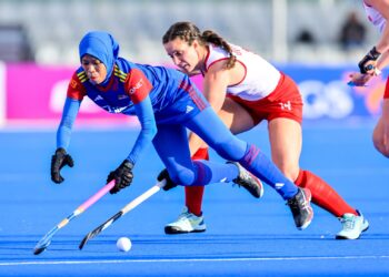 Aksi pemain Malaysia ketika menentang pemain Kanada dalam aksi Kumpulan B Kelayakan Sukan Olimpik Paris di Valencia hari ini. (FOTO: FIH)