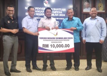 AMINUDDIN Harun (dua dari kanan) menyampaikan bantuan kewangan Suknes 2024 kepada ADUN Lenggeng, Datuk Mohd. Asna Amin (tengah) pada majlis yang diadakan di Wisma Negeri, Seremban hari ini.