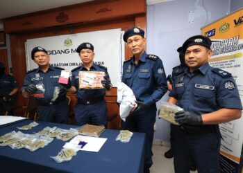WAN Jamal Abdul Salam Wan Long (dua kiri) bersama pegawainya menunjukkan rampasan ganja semasa sidang media di Ibu Pejabat JDKM Kelantan di Kota Bharu, Kelantan-UTUSAN/KAMARUL BISMI KAMARUZAMAN.