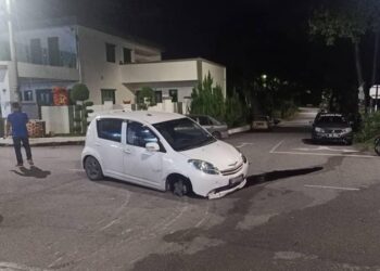 KENDERAAN dilarikan suspek yang dipercayai terbabit dalam dua kejadian pecah masuk rumah dan melarikan kenderaan di daerah Seremban malam tadi.-GAMBAR/IHSAN POLIS.